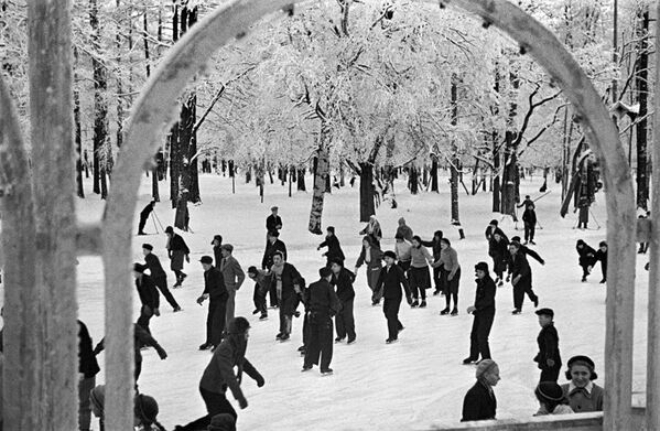 « Une patinoire dans le Parc central de la Culture et des Loisirs Kirov sur l'île Elaguine à Leningrad (Saint-Pétersbourg) », 1940. - Sputnik Afrique