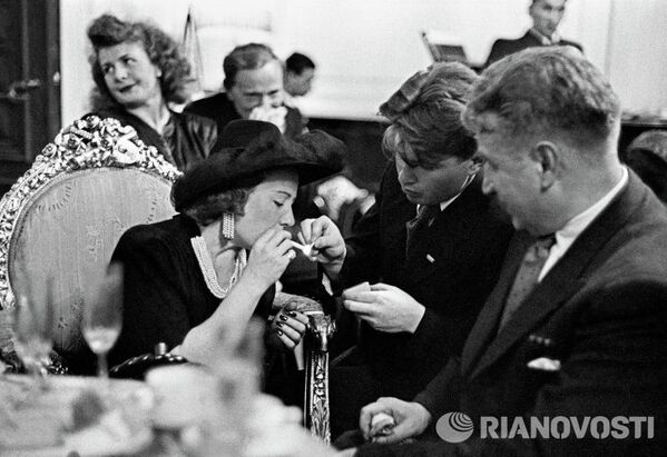« La star de cinéma américain Francesca Gaal lors d’une réunion avec des cinéastes soviétiques », Moscou, 1945. - Sputnik Afrique