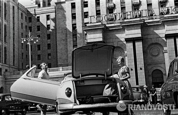 « Des touristes près de l'hôtel Ukraine », Moscou, 1958. - Sputnik Afrique