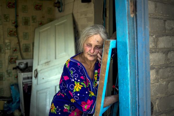 Sur la photo : une habitante locale dans le village de Louganskaïa qui a subi des frappes aériennes par les forces armées de l'Ukraine. - Sputnik Afrique