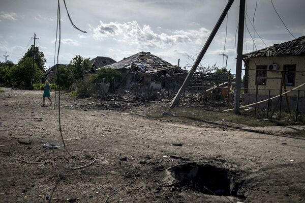 Sur la photo : les foyers endommagés lors d'une attaque aérienne par les forces armées ukrainiennes contre le village de Louganskaïa. - Sputnik Afrique