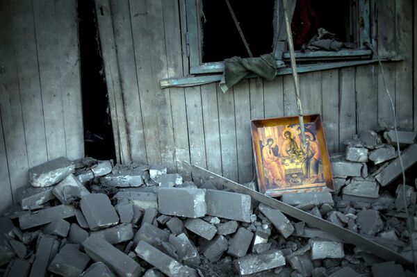 Sur la photo : une icône dans la cour d'une maison endommagée lors de l'attaque aérienne réalisée par les forces armées ukrainiennes contre le village de Louganskaïa. - Sputnik Afrique