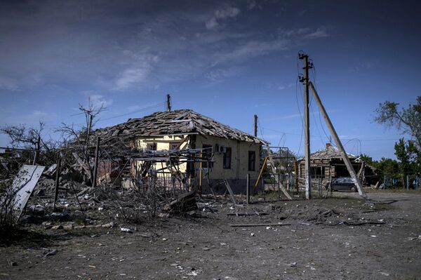 Sur la photo : les bâtiments endommagés lors d'une attaque aérienne par les forces armées ukrainiennes contre le village de Louganskaïa. - Sputnik Afrique