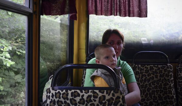 Un bus transportant des réfugiés pris pour cible dans la région de Lougansk - Sputnik Afrique