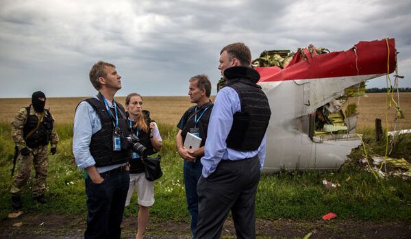 Les membres de la milice populaire assurent la garde des observateurs de l’OSCE dans la zone du crash du Boeing - Sputnik Afrique