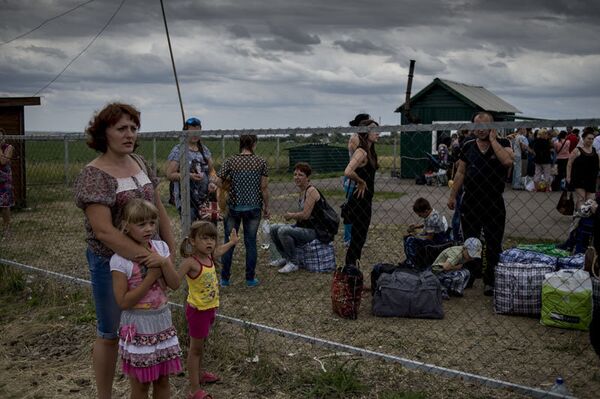 L’Est d’Ukraine à nouveau pilonné, provoquant un flux de réfugiés - Sputnik Afrique