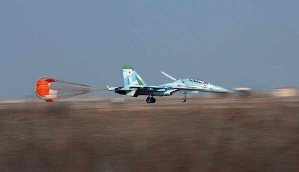 Le chasseur Su-27B à deux places sur le polygone du centre d’essai à la garnison d’Akhtoubinsk (région d’Astrakhan, Sud-Ouest de la Russie). - Sputnik Afrique