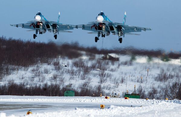 Deux chasseurs Su-33 279 du régiment naval de chasseurs de la Flotte du Nord qui se pose sur l’aérodrome Severomosk-3 (près d’Arkhangelsk, Nord-Ouest de la Russie) après la réalisation d’un vol de formation. - Sputnik Afrique