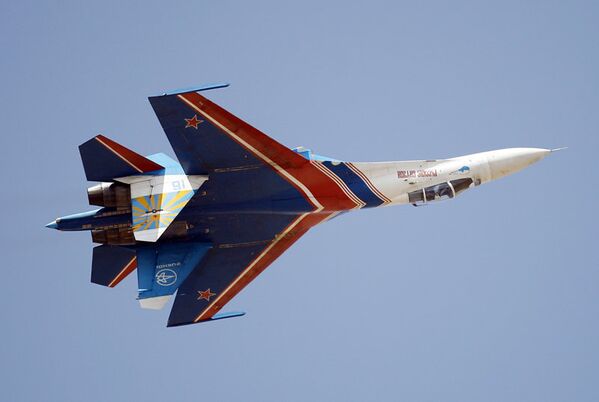 Le chasseur polyvalent Su-27 de l’équipe de voltige Rousskie Vitiazi (Chevaliers russes). - Sputnik Afrique