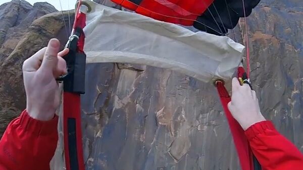 USA : elle effectue un saut en parachute pour ses 90 ans - Sputnik Afrique