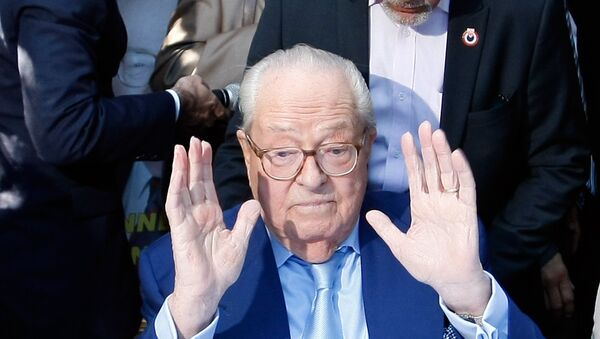 Jean-Marie le Pen, former head of the far-right party National Front, gestures after a press conference in Marseille, southern France, Saturday, Sep. 5, 2015. - Sputnik Afrique