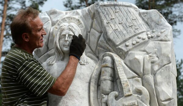La première statue de John Lennon en marbre a été érigée dans l’Altaï - Sputnik Afrique
