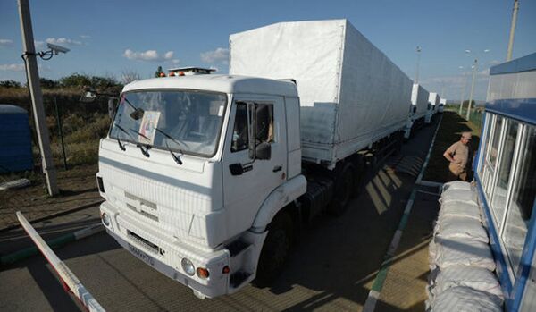 Convoi: les premiers camions franchissent la frontière ukrainienne - Sputnik Afrique