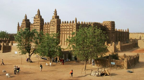 This photo taken on February 9, 2005, shows the Great Mosque of Djenne in the Niger Delta region in central Mali - Sputnik Afrique