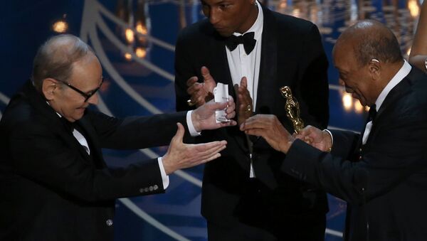 Le compositeur Ennio Morricone (L) reçoit l'Oscar pour la meilleure musique du film Les Huit Salopards - Sputnik Afrique