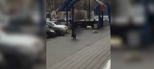 Une femme voilée tenant la tête d'un enfant arrêtée à Moscou - Sputnik Afrique