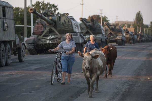 Le centre de presse de la RPD a annoncé que les militaires ukrainiens ont complètement abandonné la ville. Sur la photo : les habitants civils dans les rues d'Ilovaïsk. - Sputnik Afrique
