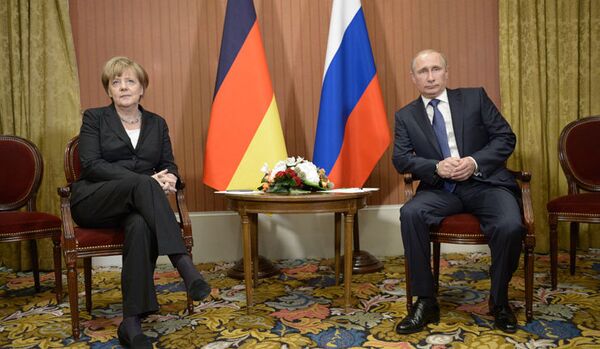 Poutine et Merkel ont discuté de la situation en Ukraine - Sputnik Afrique