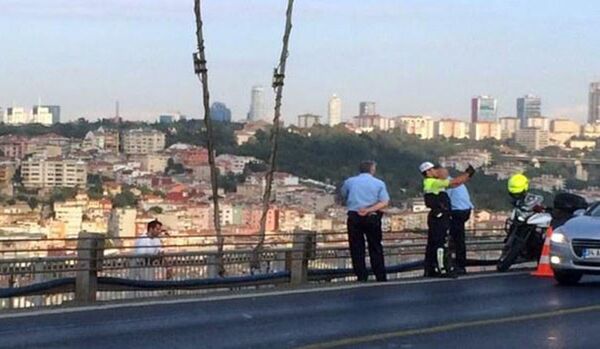 A Istanbul un policier a pris un selfie sur fond d'un suicidaire - Sputnik Afrique