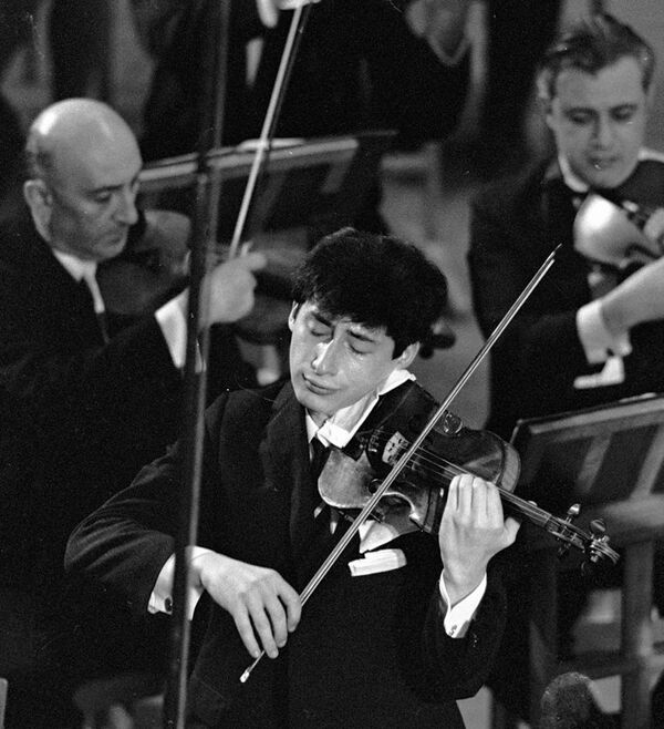 Depuis 1997, Spivakov joue avec un violon construit par Antonio Stradivari. Cet instrument lui a été remis en jouissance viagère par des admirateurs. - Sputnik Afrique