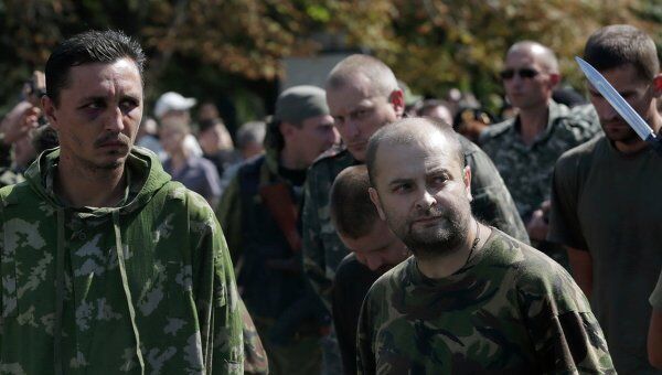 La milice populaire et les forces de de sécurité ukrainiennes ont échangé mutuellement des prisonniers - Sputnik Afrique