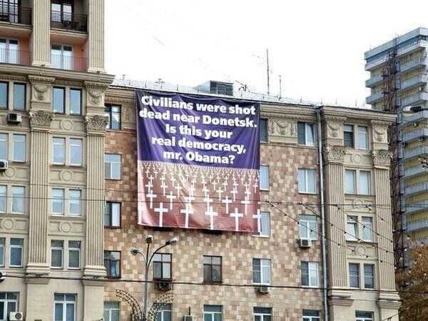 Moscou: des étudiants accrochent une bannière avec des croix devant l’Ambassade des USA - Sputnik Afrique