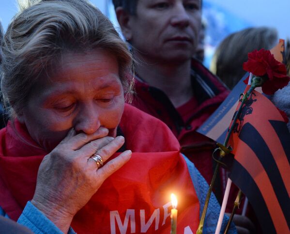 Des milliers de personnes à Moscou ont arrivées pour rendre hommage aux personnes tuées dans le Donbass - Sputnik Afrique