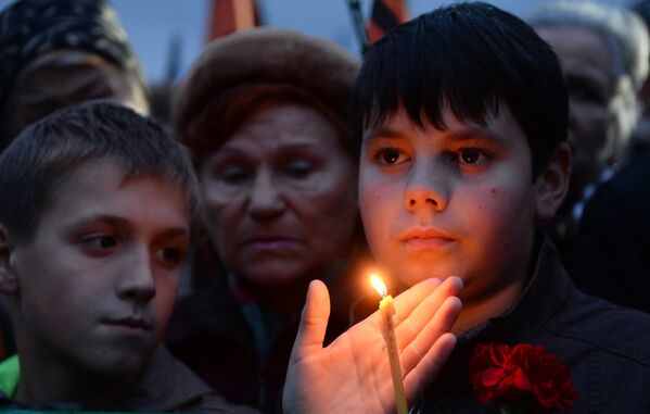 Des milliers de personnes à Moscou ont arrivées pour rendre hommage aux personnes tuées dans le Donbass - Sputnik Afrique