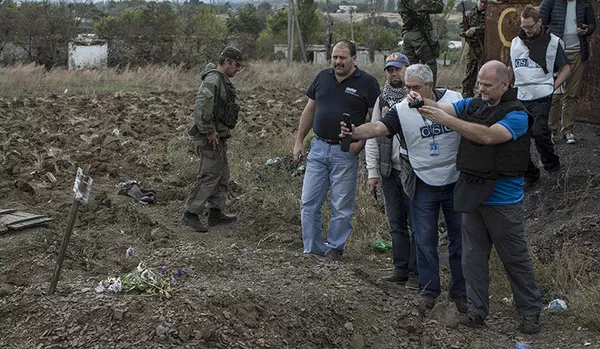 Ukraine : les observateurs de l'OSCE ont pu accéder à la fosse commune découverte récemment - Sputnik Afrique