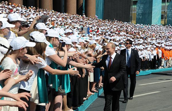 24.05.2014. Vladimir Poutine avec les participants du chœur combiné de Saint-Pétersbourg sur la place devant la cathédrale Saint-Isaac lors d’une action intitulée « Le monde d’enthousiasme sans limites... » dans le cadre des célébrations de la Journée de la Ville et de la Journée de l'écriture et de la culture slave. - Sputnik Afrique