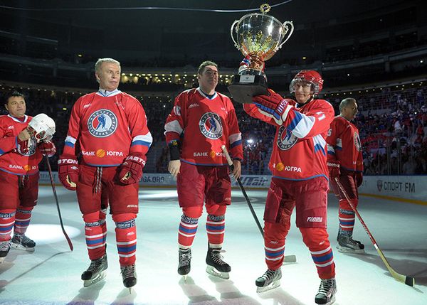10.05.2014. Vladimir Poutine à la fin d’un match de gala des amateurs et stars du hockey russe, organisé par la Ligue de Hockey des amateurs à Sotchi. - Sputnik Afrique