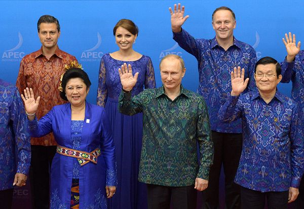 07.10.2013 (61e anniversaire). Vladimir Poutine a célébré son 61e anniversaire à Bali, où était organisé le forum de l’APEC. Malgré le calendrier chargé de son voyage, le président russe n’était pas laissé sans cadeaux, y compris des cadeaux inattendus. Dans la matinée du 7 octobre, lorsque Poutine est arrivé au pavillon des réunions du sommet de l'APEC, le chef indonésien, Susilo Bambang Yudhoyono a chanté Happy Birthday to You, en jouant de la guitare. D’autres participants à la réunion ont commencé à accompagner en fredonnant. - Sputnik Afrique