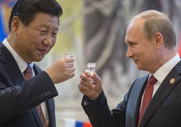 21.05.2014. Vladimir Poutine et le président chinois Xi Jinping à la fin de la cérémonie de signature des accords bilatéraux à Shanghai. - Sputnik Afrique
