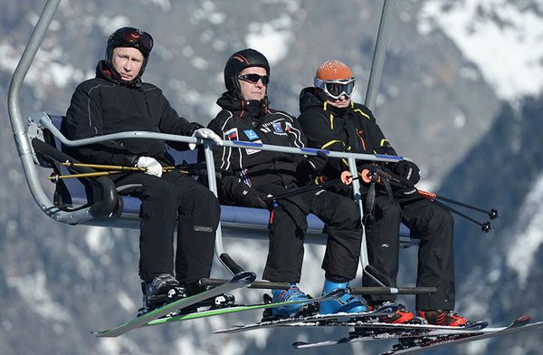 03.01.2014. Vladimir Poutine et le Premier ministre russe Dmitri Medvedev font du ski sur la piste du complexe de biathlon «Laura» à Krasnaya Poliana. - Sputnik Afrique