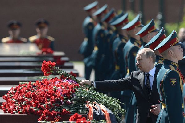08.05.2014. Vladimir Poutine lors d'une cérémonie de dépôt de gerbe au héros-villes devant la Flamme éternelle à la veille du Jour de la Victoire en l’honneur de personnes péries dans les combats lors de la Grande Guerre patriotique. - Sputnik Afrique