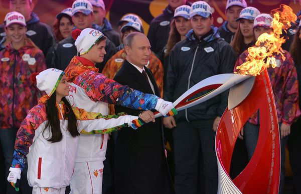 06.10.2013. Vladimir Poutine lors de la cérémonie de l'allumage de la flamme olympique sur la Place Rouge. - Sputnik Afrique