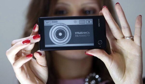 Le smartphone russe YotaPhone 2 homologué par le FSB (Rostec) - Sputnik Afrique