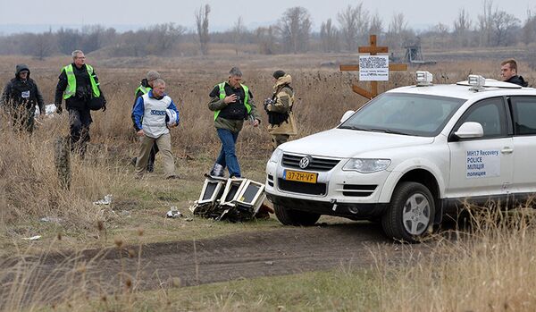 Vol MH17 : des spécialistes Néerlandais ont trouvé de nouveaux restes des victimes sur le lieu du crash - Sputnik Afrique