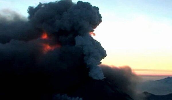 Kamtchatka : deux volcans ont éjecté des colonnes de cendres - Sputnik Afrique