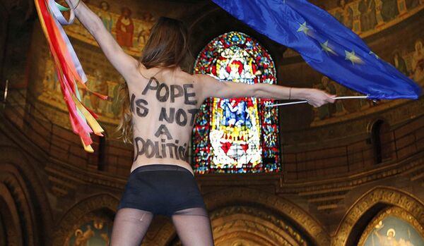 Femen : une militante monte sur l’ambon de la cathédrale de Strasbourg - Sputnik Afrique