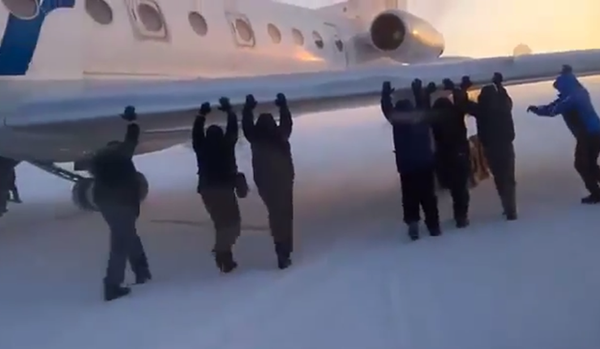 Des passagers ont dû pousser leur Tu-134 collé par le gel dans un aéroport sibérien - Sputnik Afrique