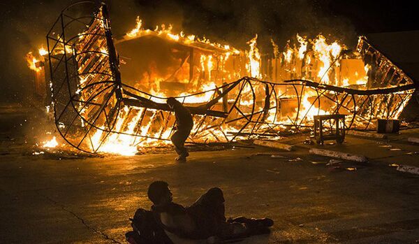 Ferguson élimine les conséquences des émeutes, les protestations continuent dans d'autres villes - Sputnik Afrique