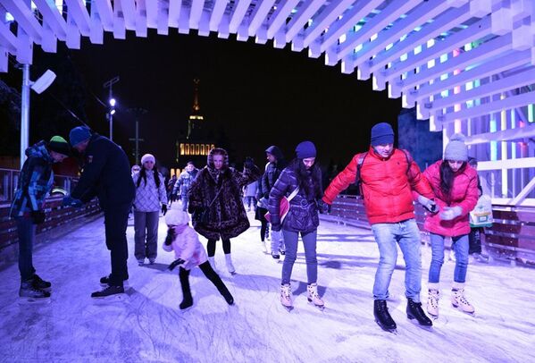La plus grande patinoire artificielle au monde ouvre à Moscou - Sputnik Afrique