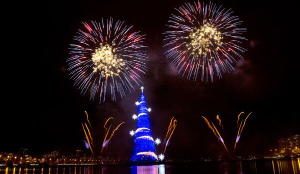 Rio inaugure son arbre de Noël flottant, le plus grand au monde - Sputnik Afrique