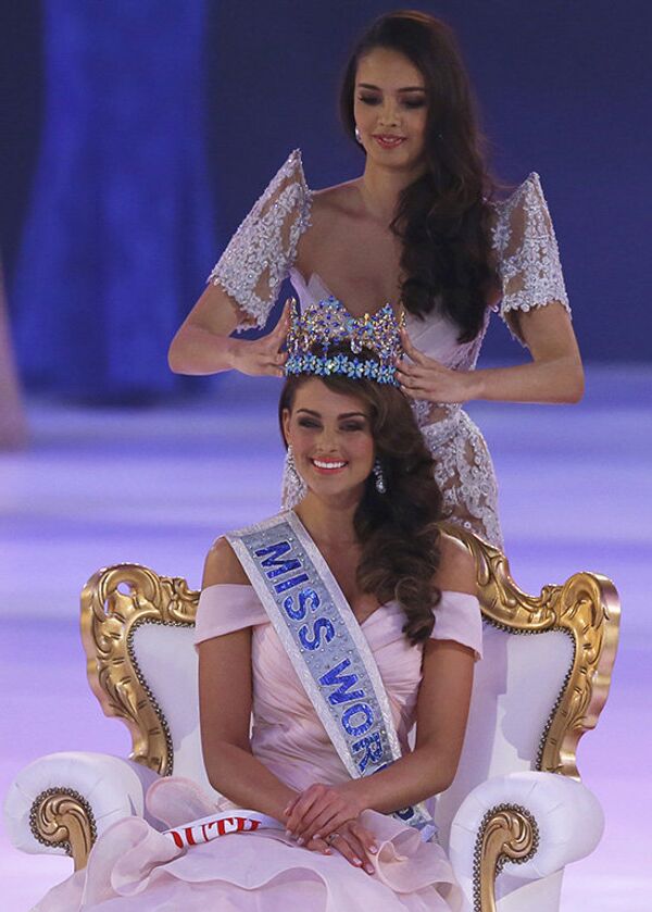 La Philippine Megan Young, Miss Monde 2013, a remis la couronne à Rolene Strauss. - Sputnik Afrique
