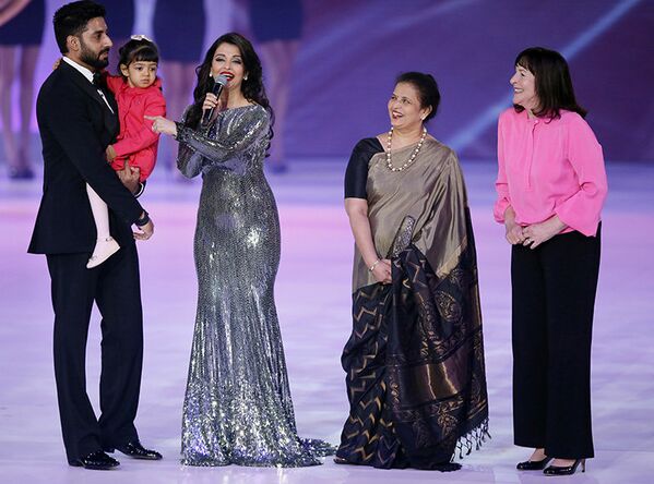 L'actrice indienne Aishwarya Rai, Miss Monde 1994 et une icône de Bollywood, a annoncé les résultats du concours à Londres. Elle est arrivée sur la scène avec sa fille, son mari et sa mère. - Sputnik Afrique