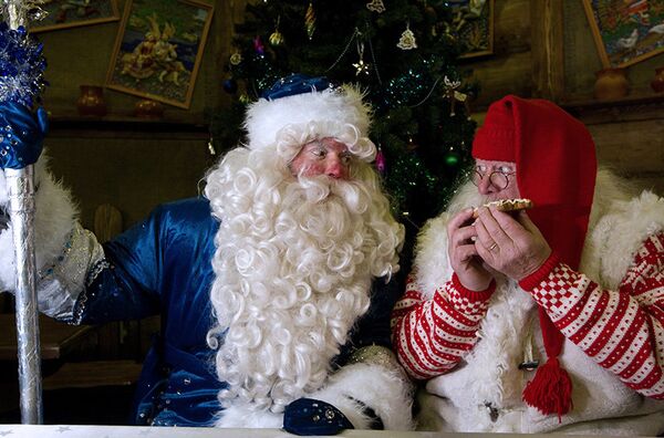 A la veille du Jour de l'An Julenissen norvégien rend parfois une visite à Ded Moroz russe. - Sputnik Afrique
