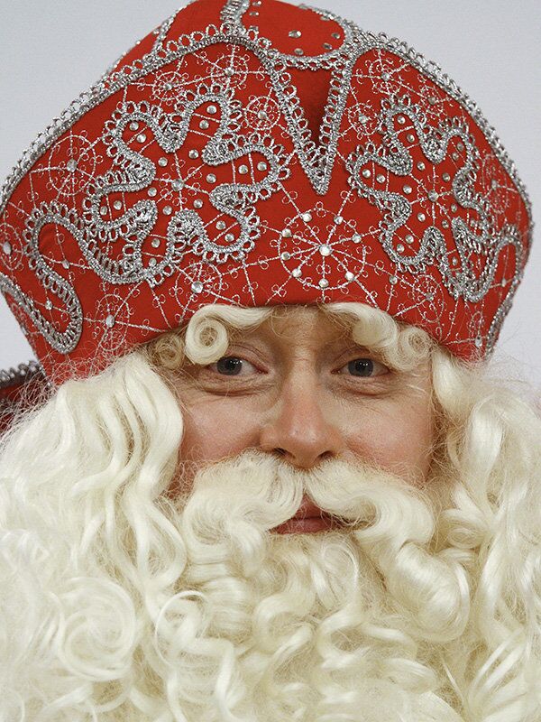Ded Moroz est un avatar du père Noël. Il a une longue barbe blanche, il porte un manteau bleu, rouge ou blanc et marche avec une longue canne magique. - Sputnik Afrique