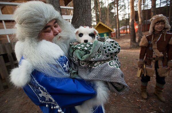 Iamal Iri habite non loin de Salekhard en Sibérie. Il porte des vêtements nationaux et conduit un traîneau tiré par des rennes et même une motoneige. - Sputnik Afrique
