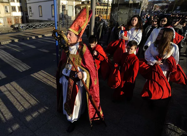 Santa Claus est inspiré par Saint Nicolas, évêque de Myre, connu pour ses oeuvres de bienfaisance. C'est Sao Nicolau qui apporte des cadeaux aux enfants au Portugal. Santa Claus est inspiré par Saint Nicolas, évêque de Myre, connu pour ses oeuvres de bienfaisance. C'est Sao Nicolau qui apporte des cadeaux aux enfants au Portugal. - Sputnik Afrique